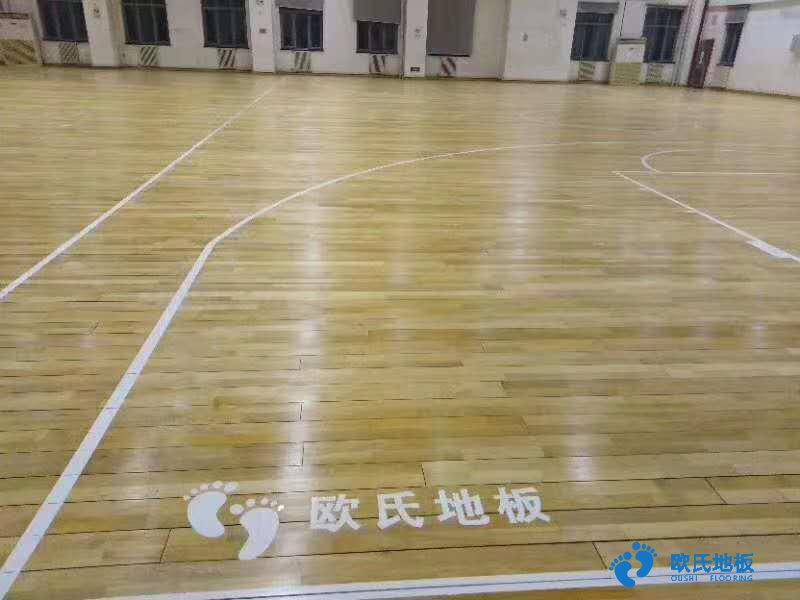 對于提倡全民健身的今天，體育活動越來越受到大家的重視，各種體育賽事應接不暇，因而對體育活動的各項配套要求也越來越高，體育木地板是龐大的運動木地板系統中的一種，也是廣受大家歡迎的運動地板種類。 體育木地板根據材質的不同可以劃分為實木地板、負離子木地板、強化木地板和實木復合地板等類型。這些種類都能在一定程度上滿足各種場地對地板的要求。 相比其他種類的木地板種類，體育木地板的性能要求要高出很多。高吸震性、承載性和抗變形性能是體育木地板的基本要求，并且由于運動員對地面要求比較苛刻，當地面達不到標準而出現滑或者澀的情況，都會影響運動員的發揮甚至受到傷害，所有體育木地板表面的摩擦系數要求是0.4-0.7之間。 除此之外，籃球場地的木地板還要求地板具備球體反彈能力，測試結果必須達到90%以上。 油漆也是體育木地板很重要的環節，油漆的程序可劃分為兩種，既可以在工廠使用UV漆完成，也可以在施工現場涂刷聚胺酯漆完成，但同樣需要滿足0.4-0.7的摩擦系數要求。